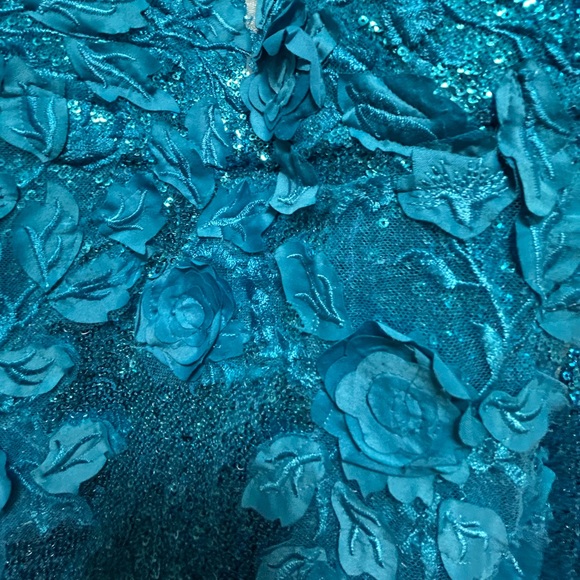 New With Tags Aqua Jovani 1012 V Neck Sequin Floral Slit Backless Prom Gown - Picture 11 of 13